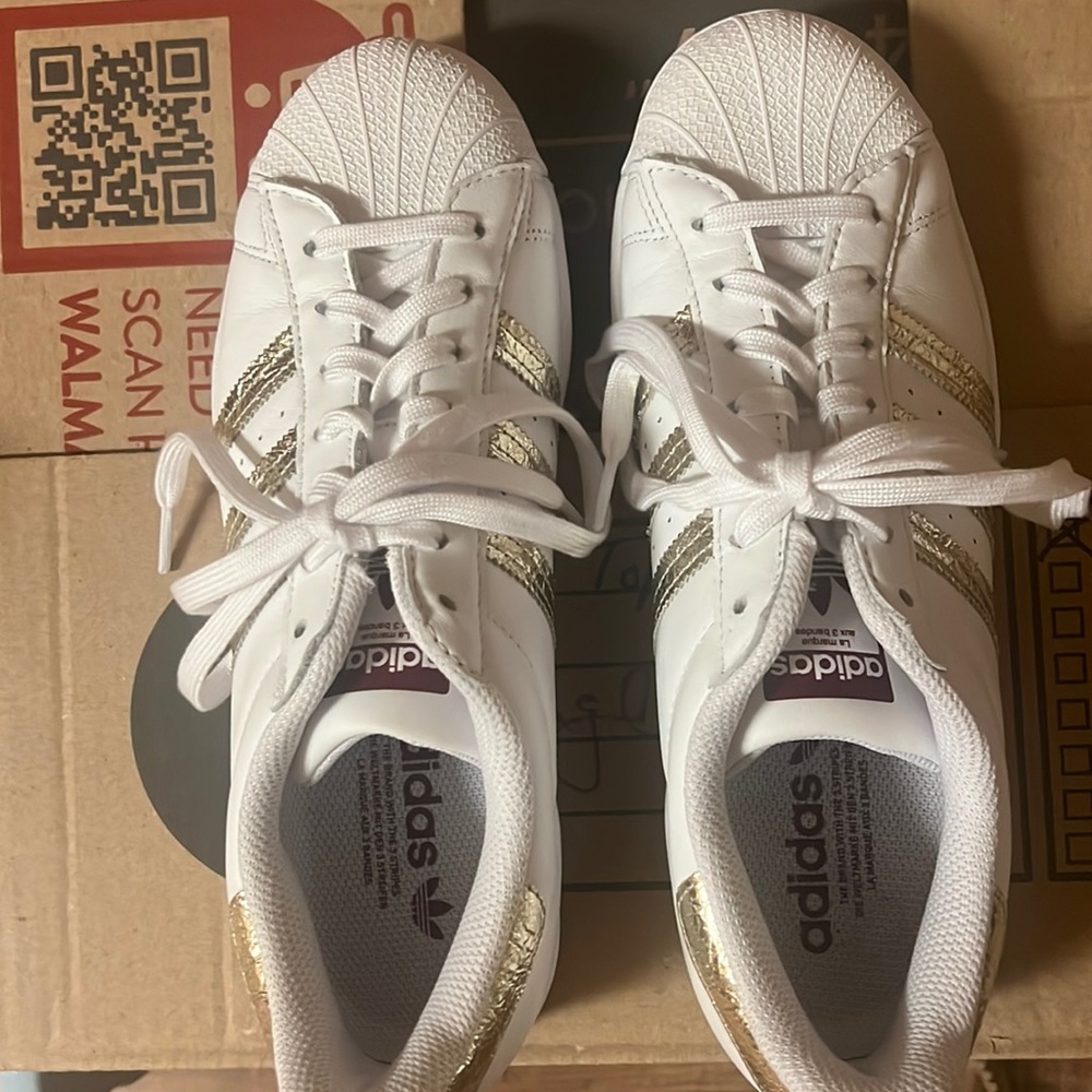 Adidas Superstars 9.5 in Womens